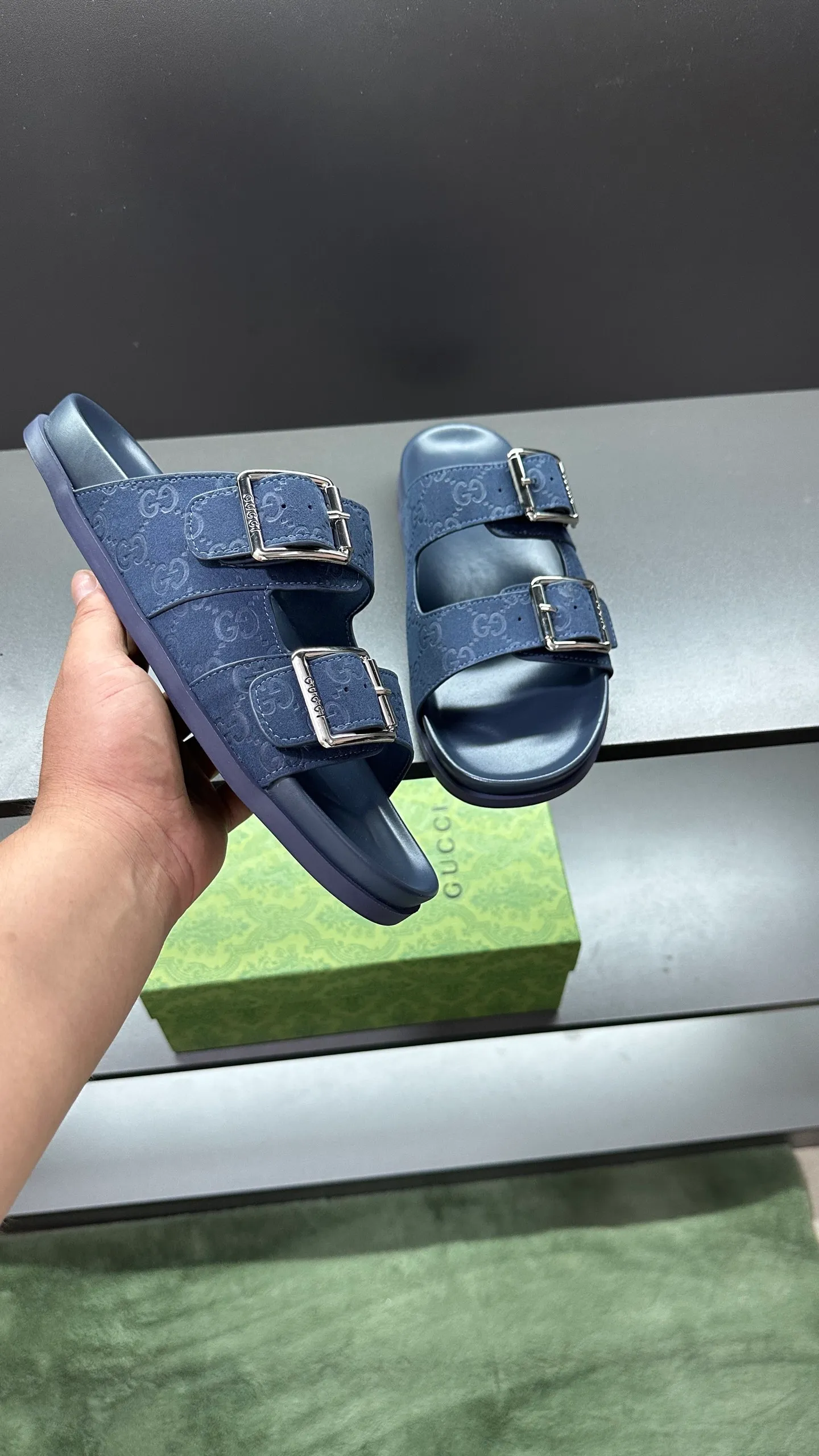 [G Home New Style] P: 320💰Men's size 39~45, (46. Customized) This slipper is made of GG polyester fiber and is decorated with a Gucci label on the front, which adds a striking logo feel to the style. "Gucci Made in Italy" stamped label Rubber sole Flat Made in Italy